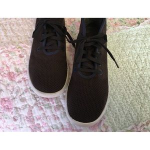 ALLBIRDS high top mesh shoes.